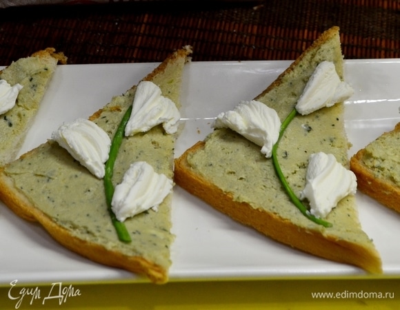 Из стрелки лука я сделала веточку. Из творожного сыра — цветочки.