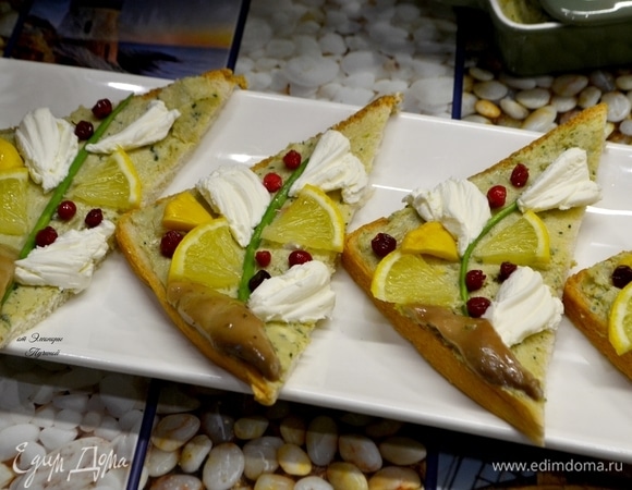 Добавляем «солнечных цветов» из лимона и долек маленьких патиссонов, ягодки брусники оживят нашу веточку. На край как основу положим молоко от вкусной селедки.