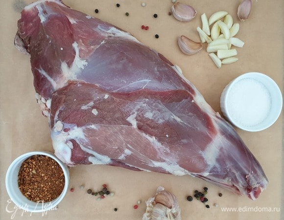 Лучше всего для этого рецепта подойдет нога молодого барана весом не более 2,5 кг. Зачистите ногу от лишнего жира и пленок. Подготовьте соль, свежемолотую смесь перцев, чеснок нарежьте.