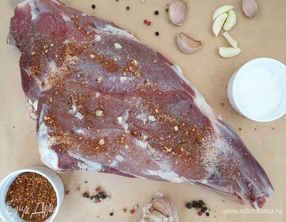 Натрите мясо со всех сторон солью и перцем. Оставьте мариноваться на 2 часа при комнатной температуре или на ночь в холоде.