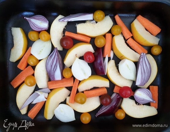 Подготовьте овощи и айву для запекания. Крупно нарежьте их и выложите на противень.