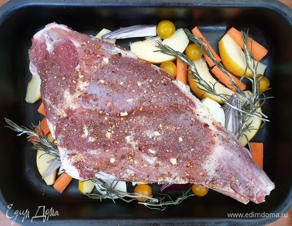 На овощную подушку выложите баранью ногу и розмарин. Влейте в форму для запекания воду. Воды должно быть столько, чтобы она не касалась бараньей ноги. Разогрейте духовку до 220°C. Запекайте мясо в течение 40 минут.