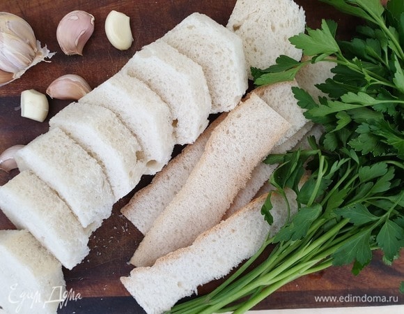 Пока запекается мясо, можно подготовить хлебную корочку. Срежьте корочку со вчерашнего багета, измельчите мякиш в процессоре. Петрушку и чеснок измельчите.