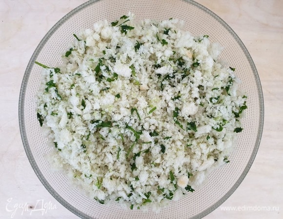 Смешайте хлебную крошку, зелень, чеснок и оливковое масло.