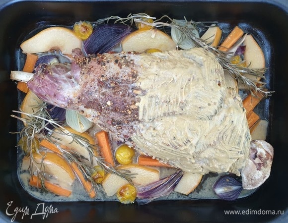 Через 40 минут вынимаем мясо из духовки и смазываем всю поверхность горчицей.