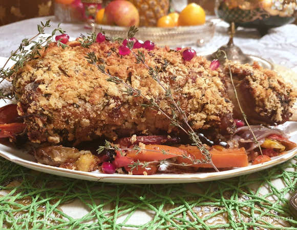 Подаем баранину с запеченными вместе с ней овощами.