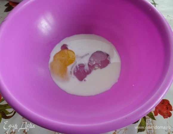 Подготовим продукты. Сыр натираем на мелкой терке. Мелко нарезаем зелень. В чашке взбиваем яйцо, молоко и щепотку соли.