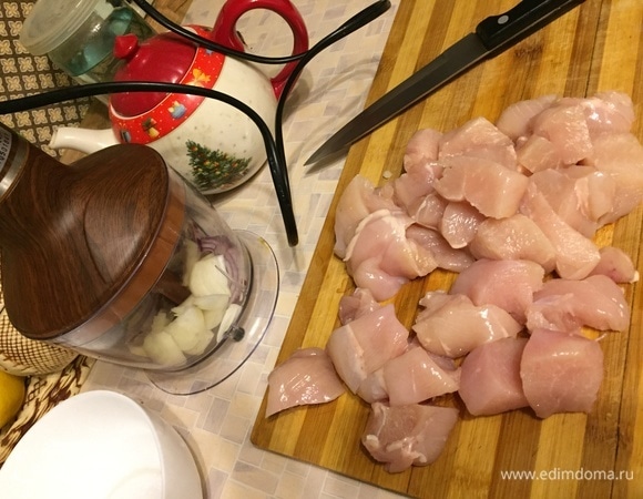 Куриное филе нарезаем кубиками. Лук почистить и нарезать небольшими кубиками, чеснок очистить. Измельчить все ингредиенты по отдельности и смешать в одной миске.