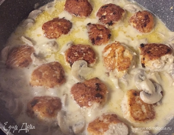 Переложить в жаровню фрикадельки, убавить огонь и тушить под крышкой минут 10. За 3 минуты до готовности добавить лавровый лист или любимые специи. Подавать с любым гарниром.