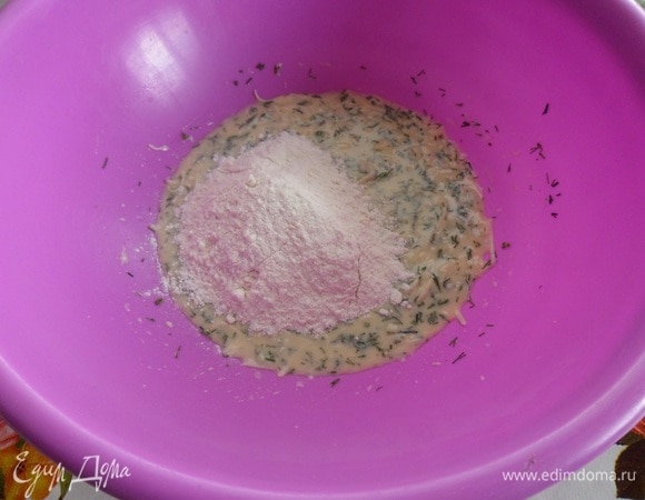 Добавляем просеянную муку.