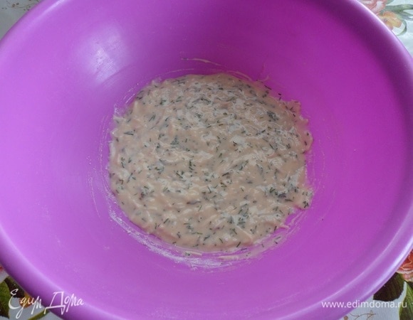 Замешиваем тесто.