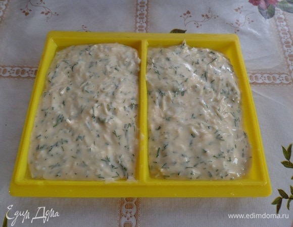 Выкладываем тесто в силиконовые формы для выпечки вафель, предварительно смочив их водой. Ставим формы в разогретую духовку.