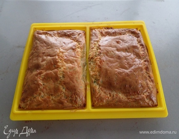 Выпекаем 15–20 минут при 180°C, ориентируясь на свою духовку. Вафли остужаем.