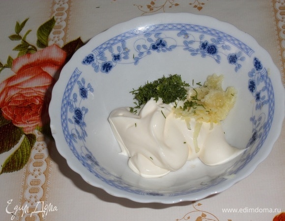 Готовим соус: смешиваем майонез, чеснок и зелень.