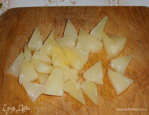 Нарезаем консервированные ананасы.