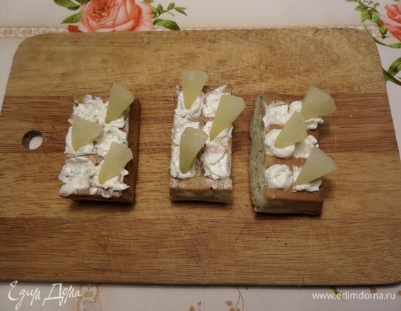 Вафли нарезаем брусочками. Добавляем приготовленный соус и нарезанные ананасы.