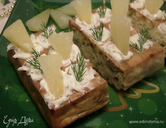 Подаем закусочные вафли, украсив их зеленью.