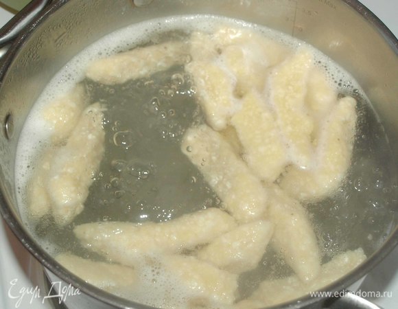 Воду заранее довести до кипения, посолить. Опускаем вареники в кипящую воду, аккуратно помешивая деревянной ложкой. Когда вареники всплывут на поверхность, то значит, они готовы. Вареники варятся приблизительно 3 минуты. Аккуратно откидываем вареники в дуршлаг или вынимаем шумовкой.