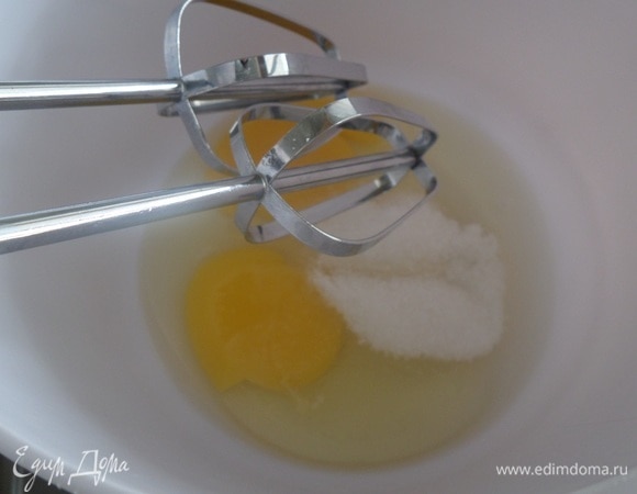 Подготовим продукты. В чашу миксера выкладываем яйцо, соль и сахар. Взбиваем.