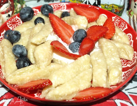 Подавать со сметаной. Можно добавить ягоды или корицу по желанию.