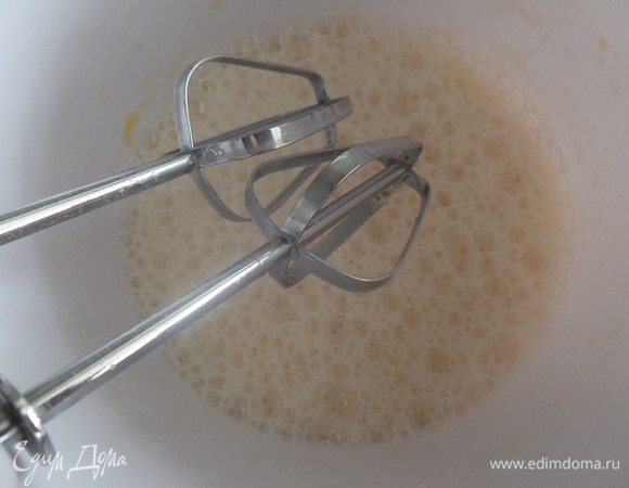 Добавляем молоко. Хорошо взбиваем.