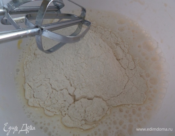 Добавляем просеянную с разрыхлителем муку.