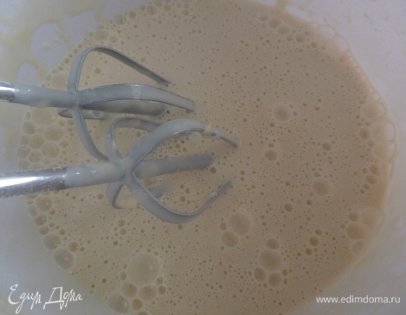 Хорошо взбиваем до однородности. Затем добавляем растительное масло и перемешиваем массу. Тесто для блинов готово.