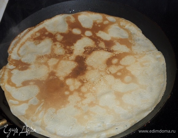 Выпекаем блины на разогретой и смазанной маслом сковороде.