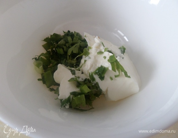 В чашку выкладываем творожный сыр и зелень. Хорошо перемешиваем.
