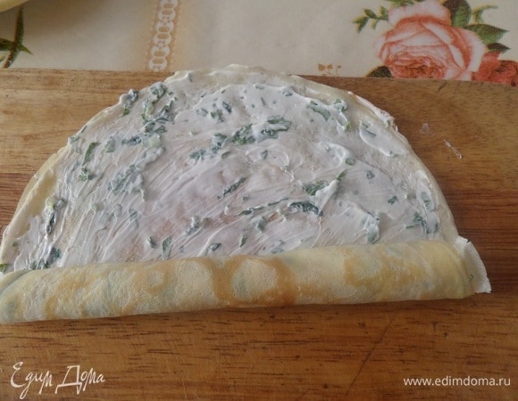 Сворачиваем блины в виде рулета.