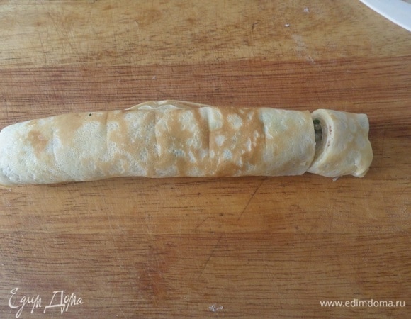 Нарезаем рулет на кусочки шириной 2–2,5 см.