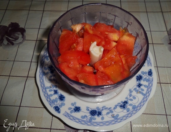 Измельчаем до пюреобразного состояния помидоры.