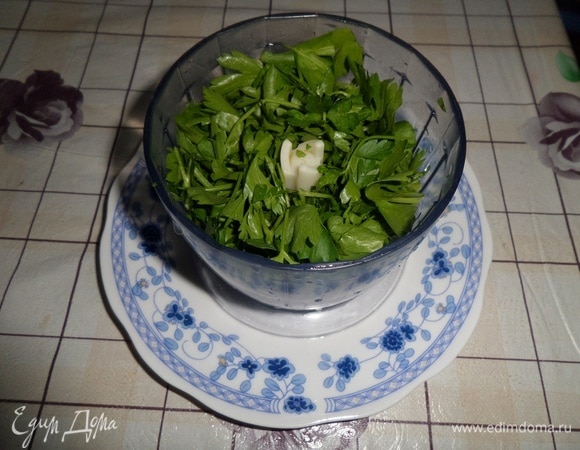 Измельчаем зелень.