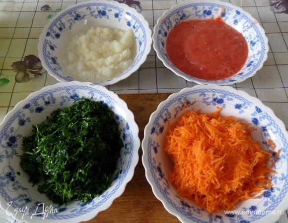 Подготовленные измельченные овощи.