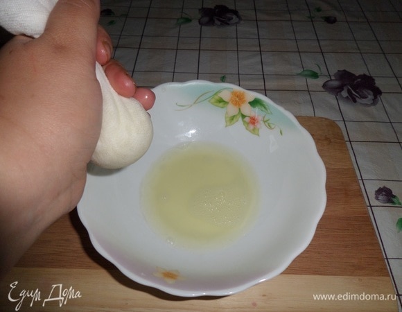 На данном этапе можно воспользоваться насадкой для кухонной машины шнековая соковыжималка. Или же выжать сок из овощей вручную. Выжимаем сок из луково-чесночной массы.