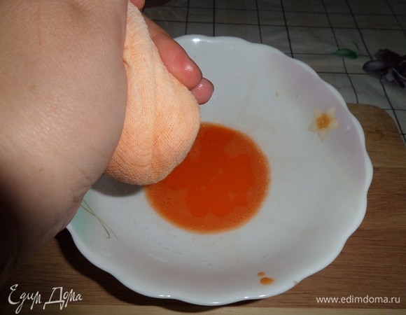 Выжимаем сок из моркови.