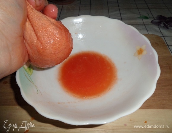 Выжимаем сок из помидоров.