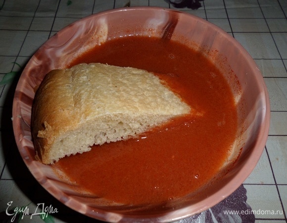 Берем кусочек хлеба, кладем в чашку с овощным соком.