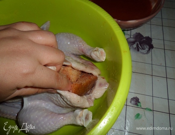 Затем этот хлеб, пропитанный соком, кладем внутрь нашей курочки.