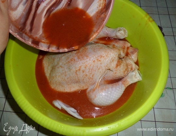 Курицу кладем в чашку и заливаем овощным соком. Оставляем на 1–1,5 часа.