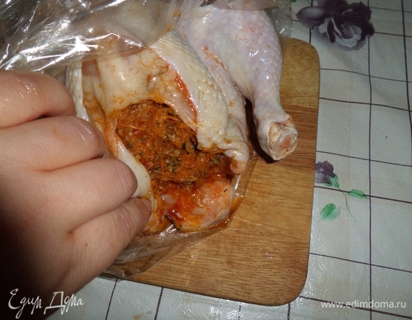 По прошествии этого времени вынимаем курицу из маринада, убираем хлеб. Внутрь курицы закладываем овощную смесь (жмых из овощей + масло растительное + 1 зубчик чеснока). Закрепляем шов зубочистками.