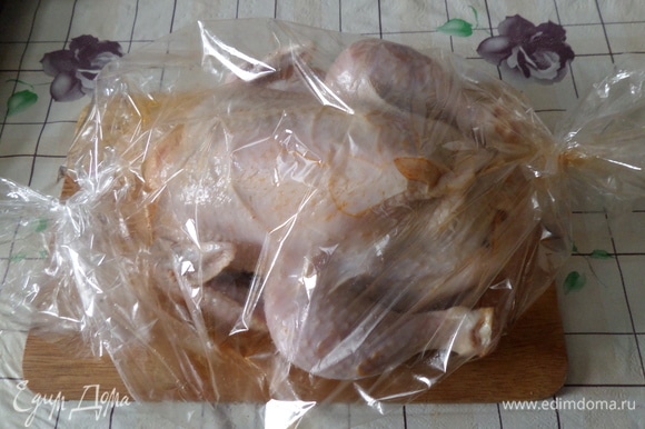 Помещаем курицу в пакет для запекания. Запекаем 1 час при 150–170°C.