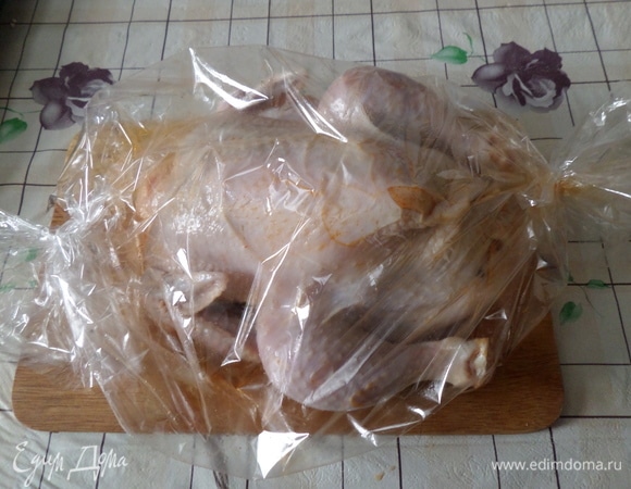 Помещаем курицу в пакет для запекания. Запекаем 1 час при 150–170°C.