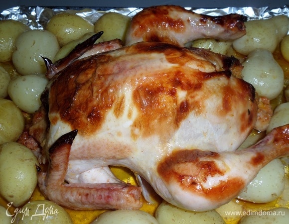 Вынимаем из пакета. Добавляем отварной молодой картофель и отправляем в духовку еще на 15–20 минут.