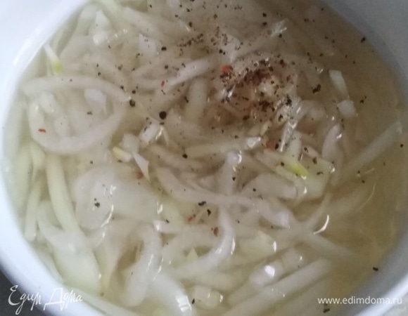 Лук нарезать полукольцами. Добавить соль, сахар, перец, уксус, кипяток. Оставить мариноваться.