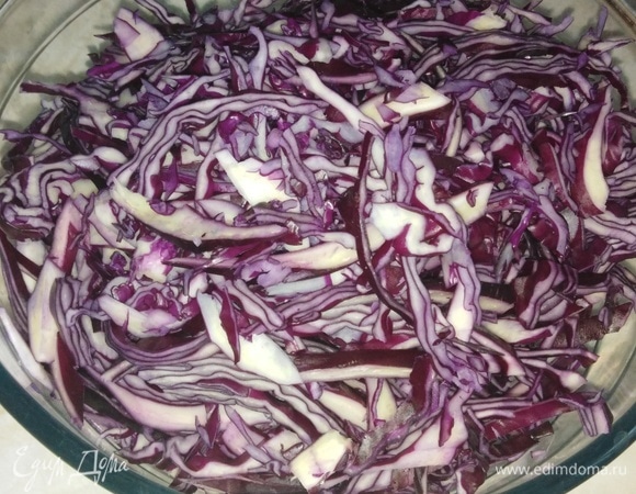 Капусту вымыть. Удалить верхние листья. Нашинковать.