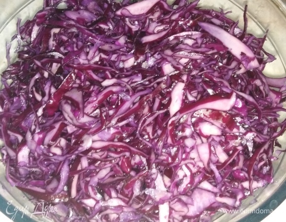 Добавить соль, сахар. Хорошо помять руками.