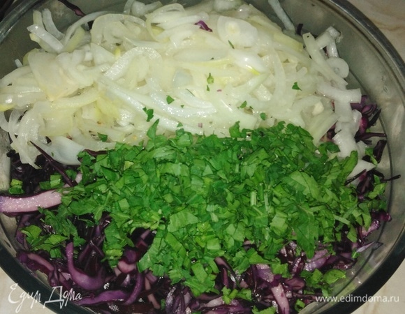 Добавить замаринованный лук, нашинкованную петрушку.