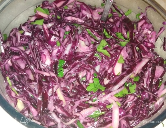 Полить растительным маслом. Добавить 3–4 ст. л. маринада. Перемешать.