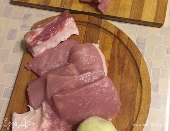 Очистить лук, с тимьяна снять веточки. Фету нарезать на кубики.